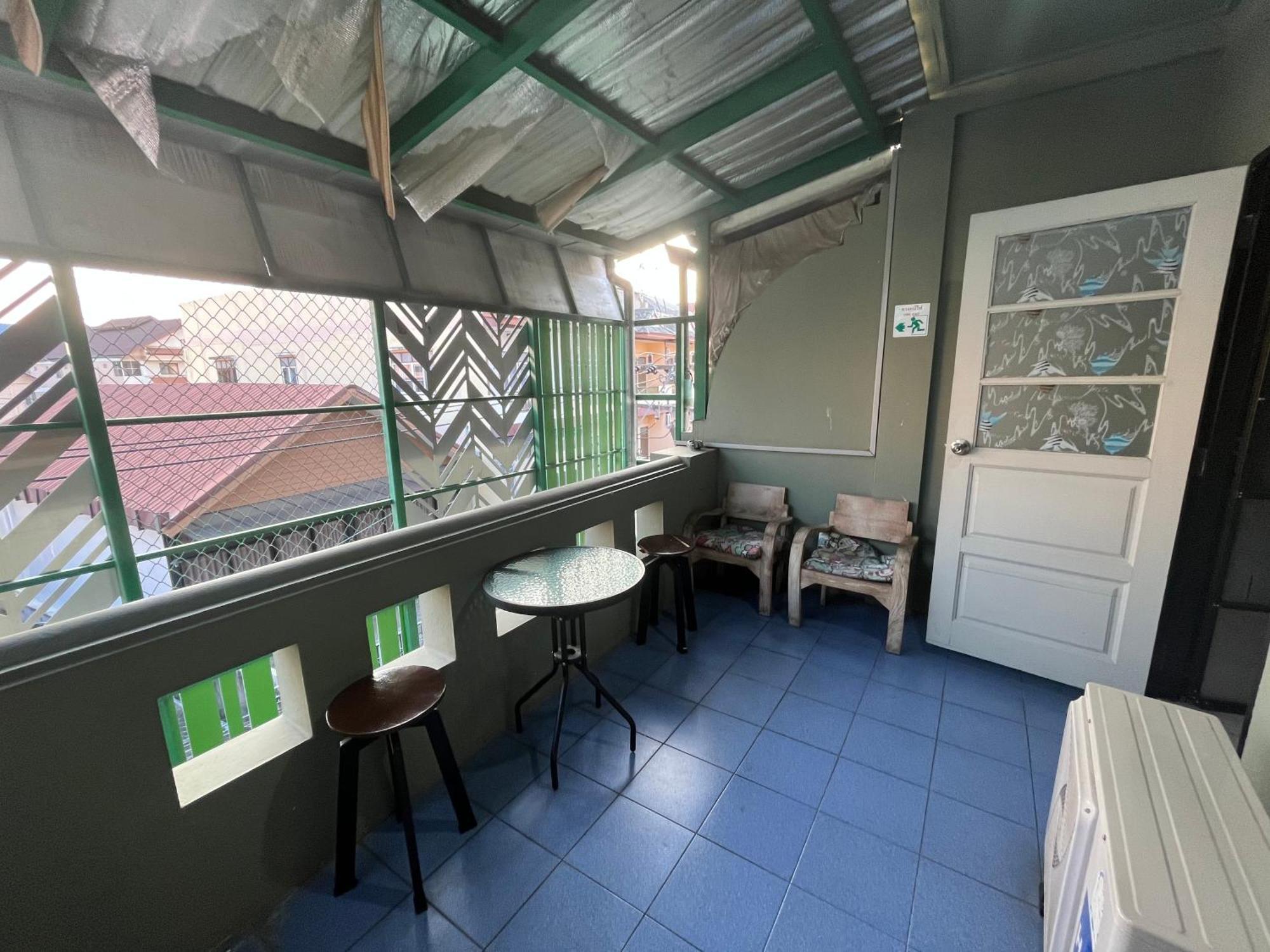 Lazy Gibbon 1 Chiang Mai - Tha Phae Gate Hostel Εξωτερικό φωτογραφία